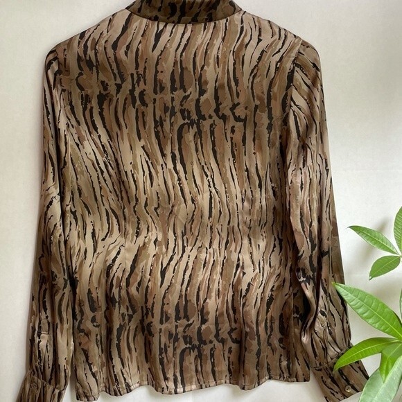 Equipment Silk Shirt Style Women's Size S Animal Print - Picture 3 of 8